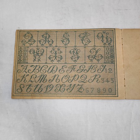 Album pattern di ricamo lettere alfabeto su carta millimetrata anni 20