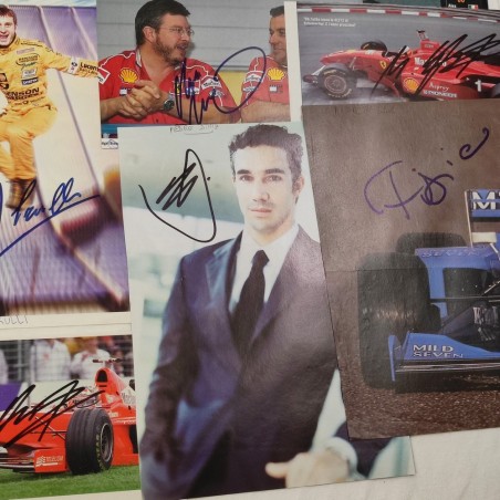 Lotto di 25 ritagli riviste con autografi piloti e dirigenti F1