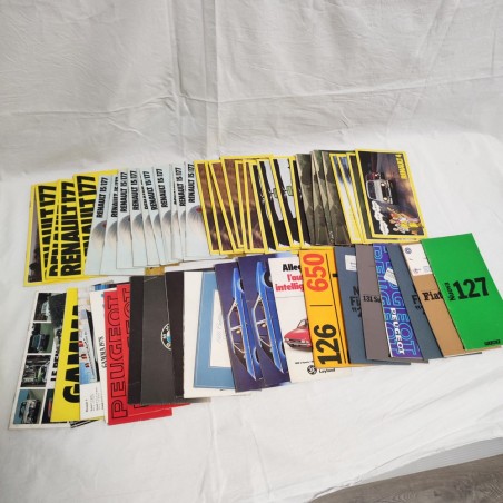 Loto di circa 50 pieghevoli auto anni 70 principalmente Renault