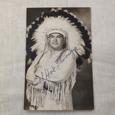 Chief Hal Tonga foto in bianco e nero con abito capo indiano