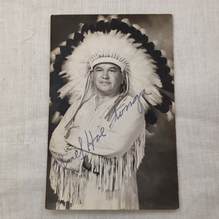 Chief Hal Tonga foto in bianco e nero con abito capo indiano
