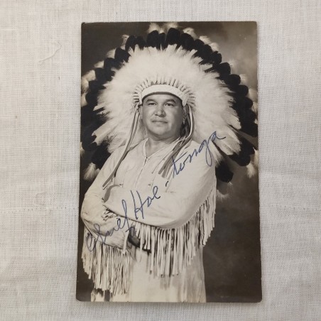 Chief Hal Tonga foto in bianco e nero con abito capo indiano