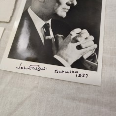 Sir JOHN GIELGUD biglietto + foto autografata in originale 2