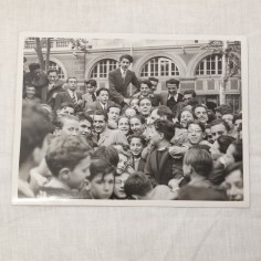 GINO BARTALI fotografia del campione in mezzo a folla di giovani