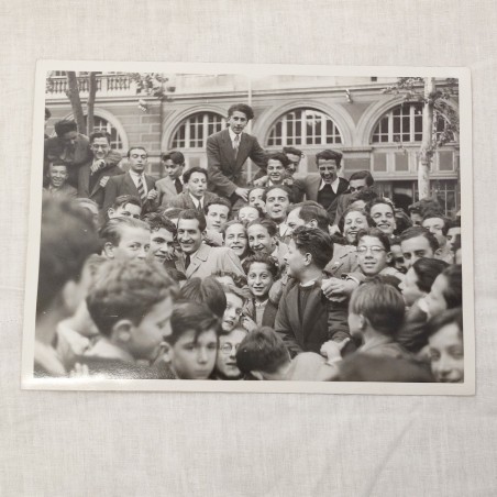 GINO BARTALI fotografia del campione in mezzo a folla di giovani