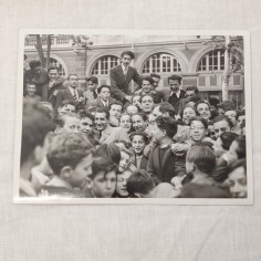 GINO BARTALI fotografia del campione in mezzo a folla di giovani 2