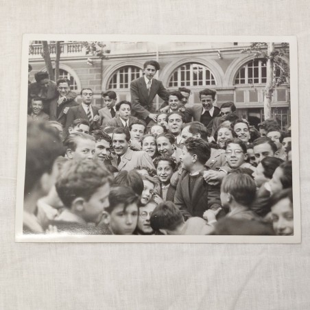 GINO BARTALI fotografia del campione in mezzo a folla di giovani