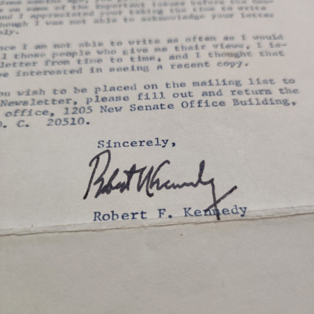 Lettera dattiloscritta con timbro firma Robert Kennedy per Mrs. Accame Bologna