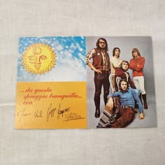 Cartolina illustrata NOMADI con autografi originali e disegno di Augusto