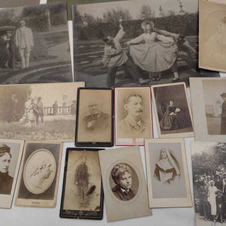 Lotto di 27 fotografie originali tardo 800 primo 900 scatti familiari e ritratti