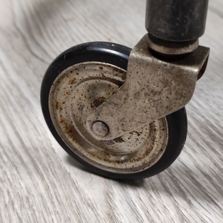 Tavolino fine 800 primo 900 in metallo bagnato argento con piani in vetro ovali