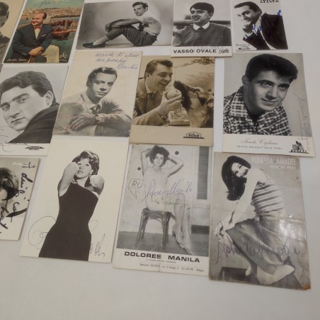 Lotto di 14 fotografie con autografi di cantanti anni 50/60