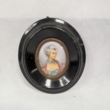 Quadretto ovale con miniatura dipinta  mano ritratto di donna in abito del 700