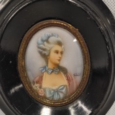 Quadretto ovale con miniatura dipinta  mano ritratto di donna in abito del 700 2