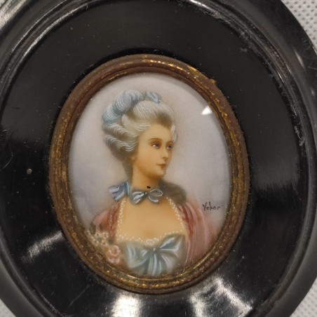 Quadretto ovale con miniatura dipinta  mano ritratto di donna in abito del 700
