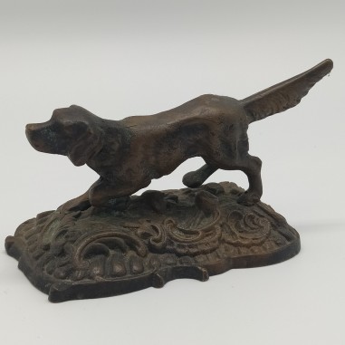 Scultura in bronzo fusione raffigurante un cane da caccia in posa di punta