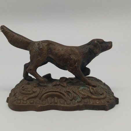 Scultura in bronzo fusione raffigurante un cane da caccia in posa di punta