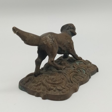 Scultura in bronzo fusione raffigurante un cane da caccia in posa di punta