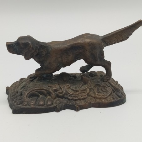 Scultura in bronzo fusione raffigurante un cane da caccia in posa di punta