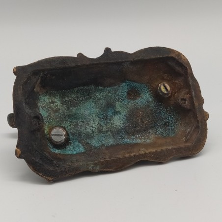 Scultura in bronzo fusione raffigurante un cane da caccia in posa di punta
