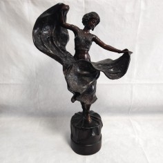 Scultura in bronzo raffigurante una ballerina orientale con abito sollevato