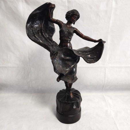 Scultura in bronzo raffigurante una ballerina orientale con abito sollevato