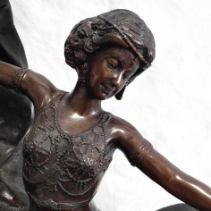 Scultura in bronzo raffigurante una ballerina orientale con abito sollevato 2