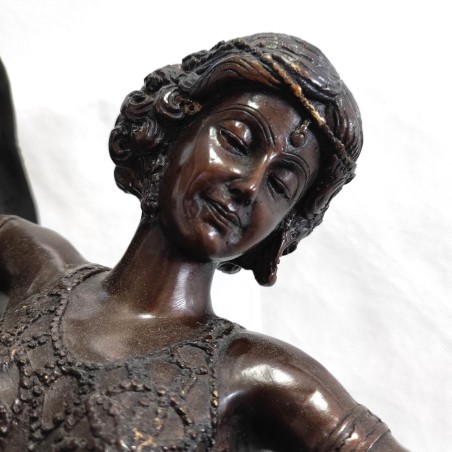 Scultura in bronzo raffigurante una ballerina orientale con abito sollevato