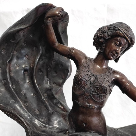 Scultura in bronzo raffigurante una ballerina orientale con abito sollevato