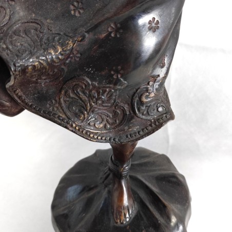 Scultura in bronzo raffigurante una ballerina orientale con abito sollevato
