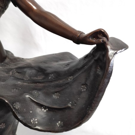Scultura in bronzo raffigurante una ballerina orientale con abito sollevato