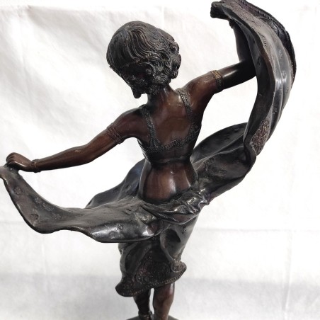 Scultura in bronzo raffigurante una ballerina orientale con abito sollevato