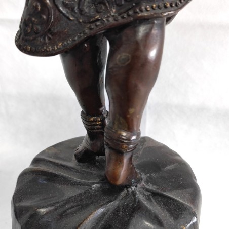 Scultura in bronzo raffigurante una ballerina orientale con abito sollevato