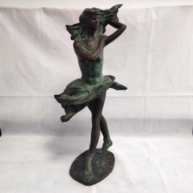 Scultura in bronzo con figura femminile giovane che danza h. 60 cm circa