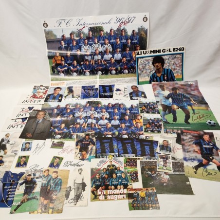 Lotto di 41 tra poster, ritagli di giornali e cartoline Inter con autografo originali