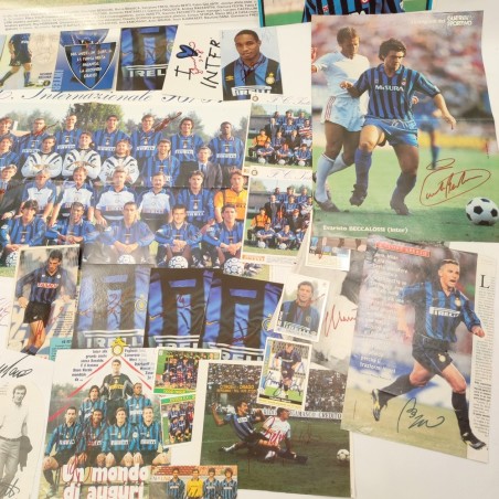 Lotto di 41 tra poster, ritagli di giornali e cartoline Inter con autografo originali
