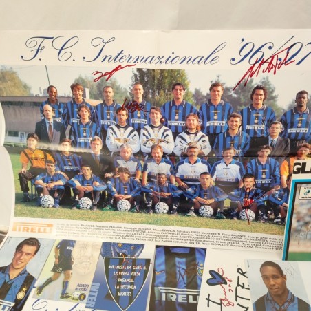 Lotto di 41 tra poster, ritagli di giornali e cartoline Inter con autografo originali