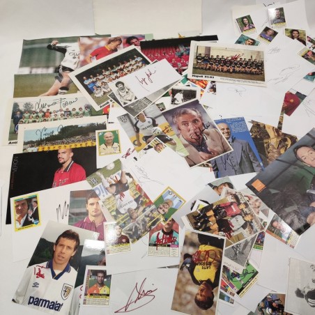 Lotto accumulo di ritagli riviste con 300 autografi calciatori misti anni 90