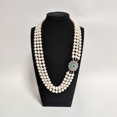 Collana a triplo filo di perle giapponesi, smeraldo centrale, diamanti e oro