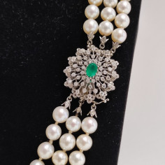 Collana a triplo filo di perle giapponesi, smeraldo centrale, diamanti e oro 2