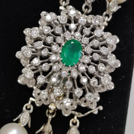 Collana a triplo filo di perle giapponesi, smeraldo centrale, diamanti e oro