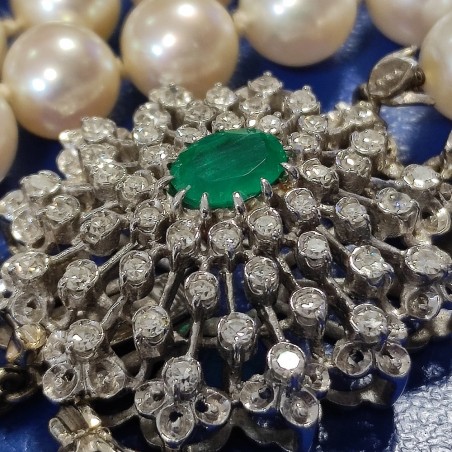 Collana a triplo filo di perle giapponesi, smeraldo centrale, diamanti e oro