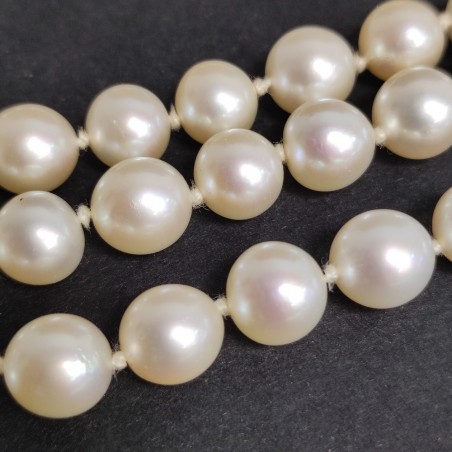 Collana a triplo filo di perle giapponesi, smeraldo centrale, diamanti e oro