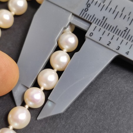 Collana a triplo filo di perle giapponesi, smeraldo centrale, diamanti e oro