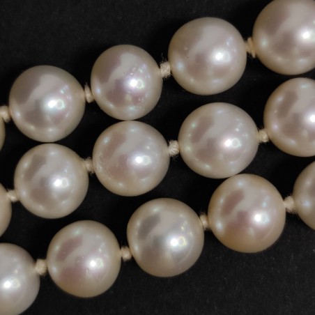 Collana a triplo filo di perle giapponesi, smeraldo centrale, diamanti e oro