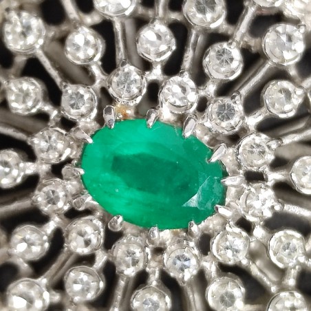 Collana a triplo filo di perle giapponesi, smeraldo centrale, diamanti e oro