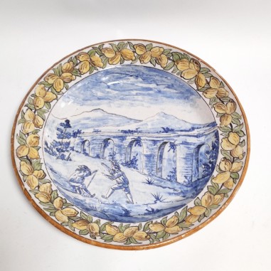 Piatto ceramica Sicilia metà XVII sec con acquedotto romano d. 35 cm