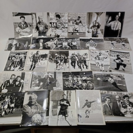 Lotto di 26 fotografie originali con autografi calciatori anni 90