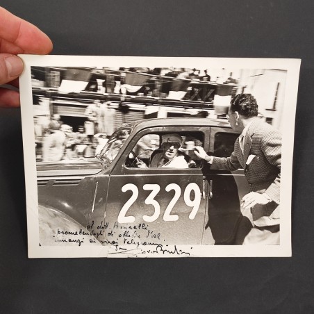 Fotografia manifestazione automobilistica anni 40 con dedica al Dott. Assirelli