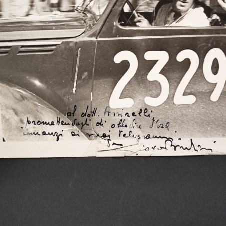 Fotografia manifestazione automobilistica anni 40 con dedica al Dott. Assirelli